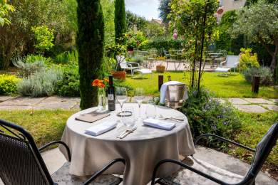 Diner en terrasse au Château de Siran