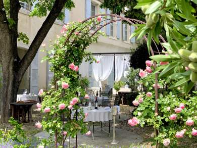 la terrasse du restaurant et le spa exterieur