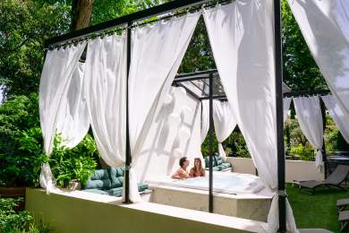 le jaccuzzi extérieur à débordement du chateau de siran